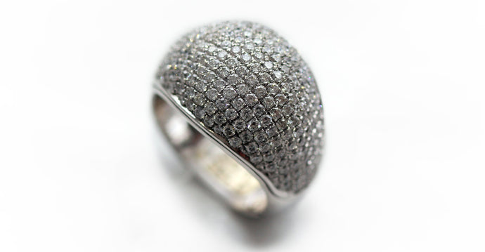 Carpet of diamonds on sliver round shape ring