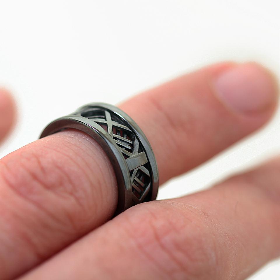 wedding band made in gold and black rhodium with mash