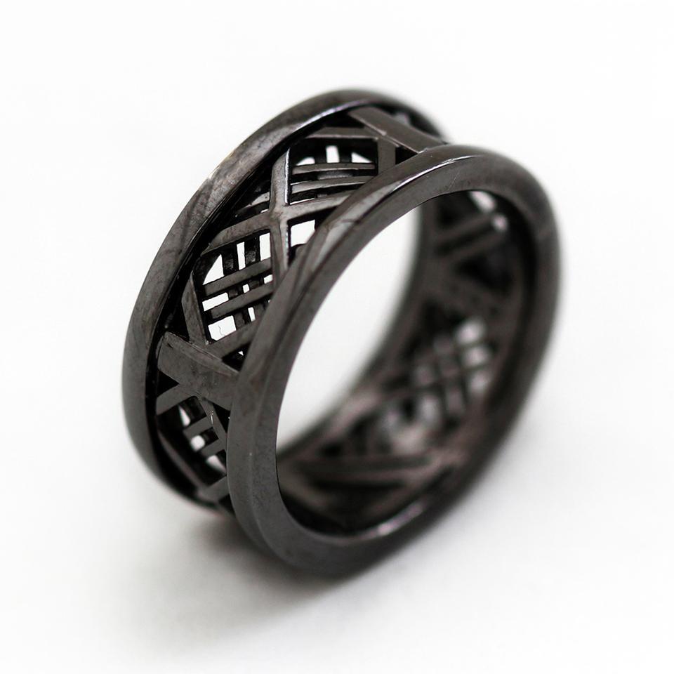 wedding band made in gold and black rhodium with mash