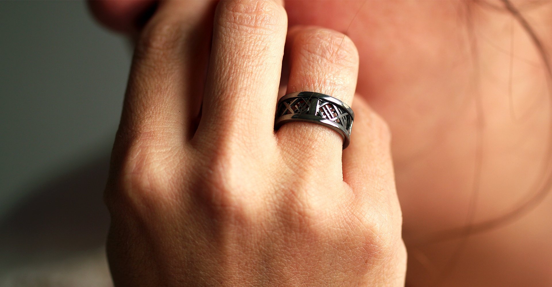 wedding band made in gold and black rhodium with mash