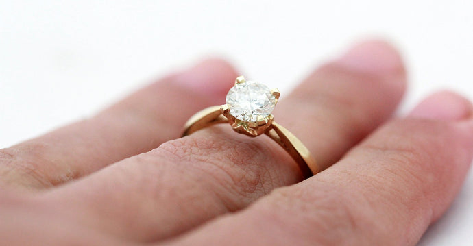 Traditional classic Diamond ring in yellow gold