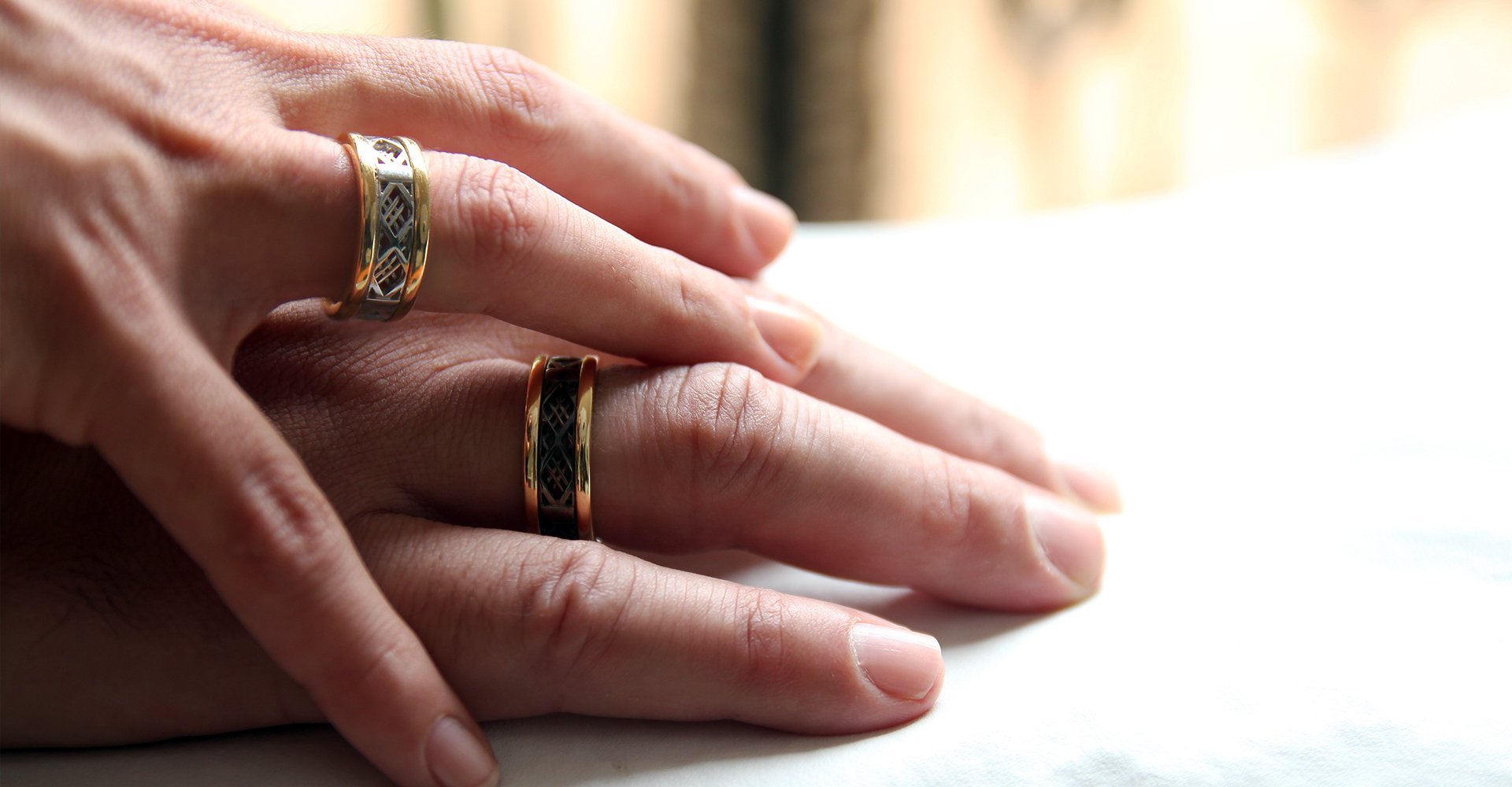 Yellow gold ring for his and her with white gold mesh