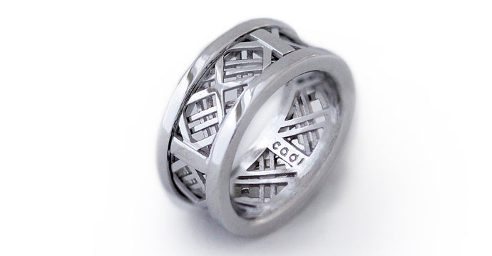 White gold ring with mash design
