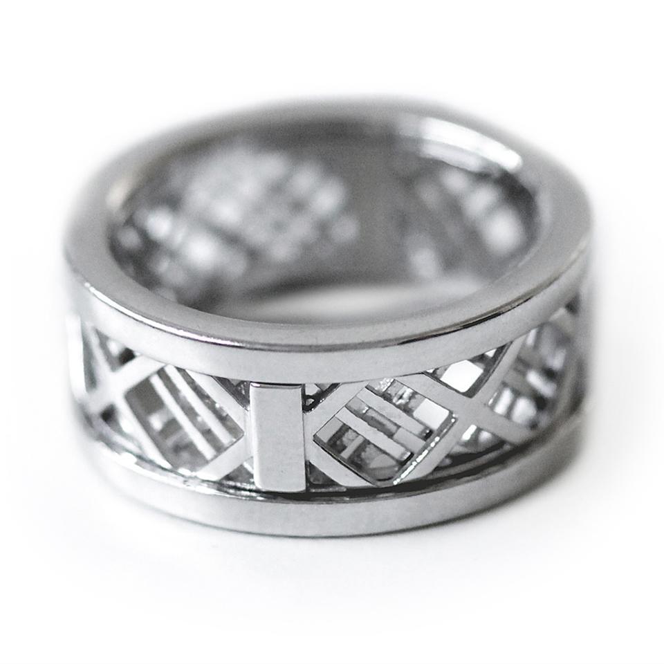 White gold ring with mash design