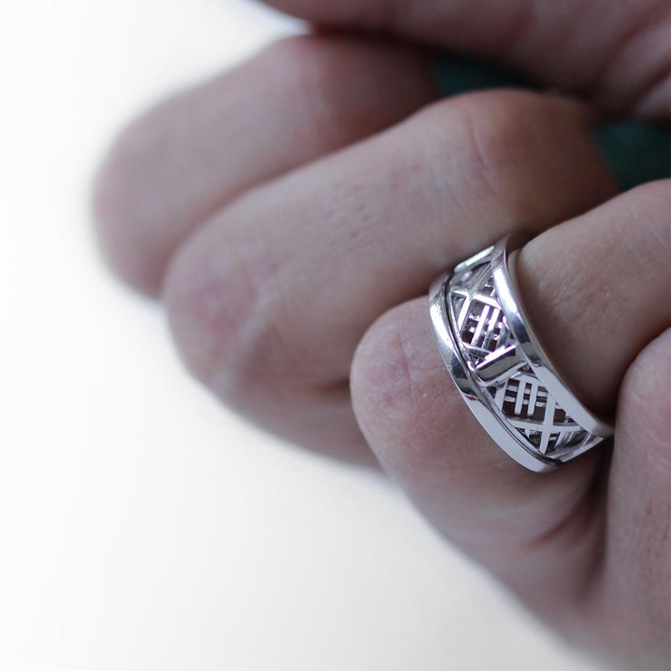 White gold ring with mash design