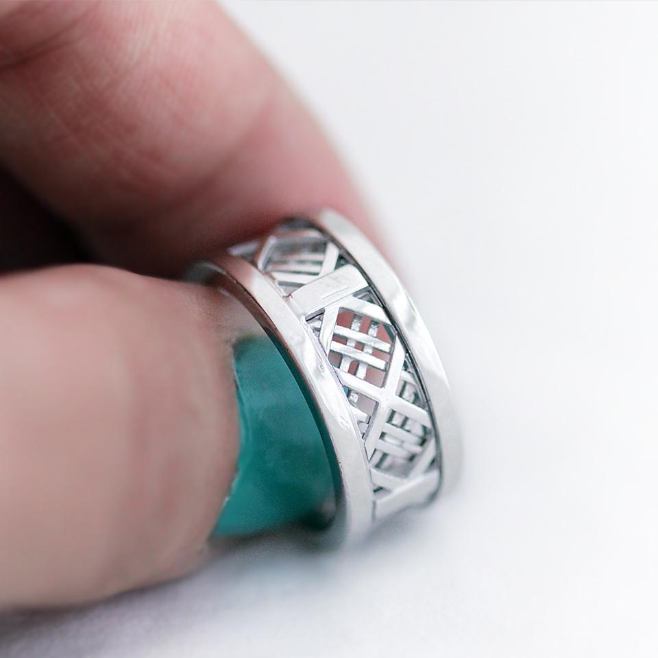 White gold ring with mash design