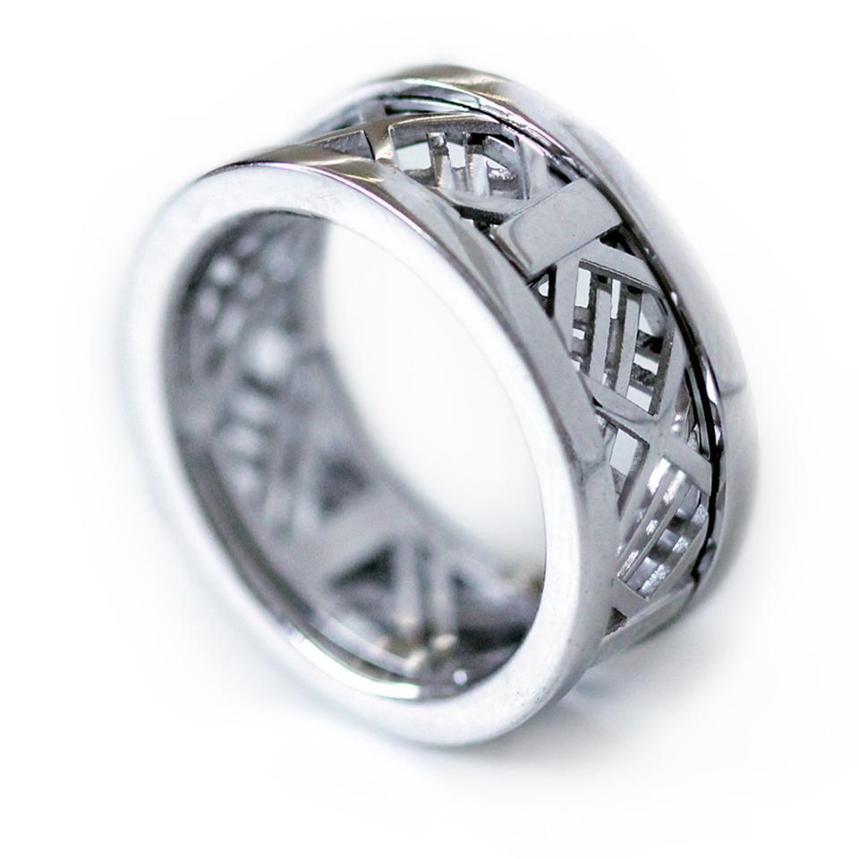 White gold ring with mash design