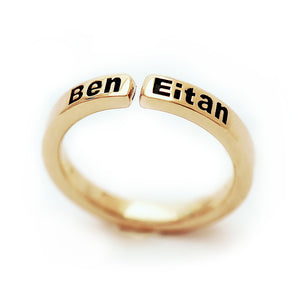 Personalized open band mother ring in 18K yellow gold featuring engraved children’s names with darkened lettering and polished finish