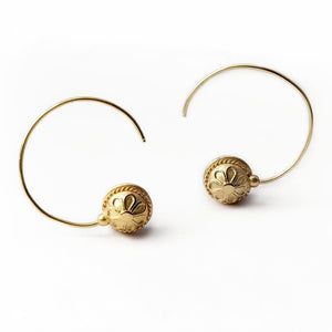 Cadi 18K yellow gold hoop earrings with black onyx stones and round engraved beads in a sleek double-sided design.