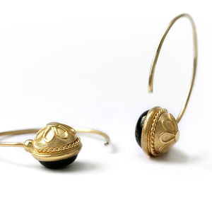 Cadi 18K yellow gold hoop earrings with black onyx and double-sided floral engravings.