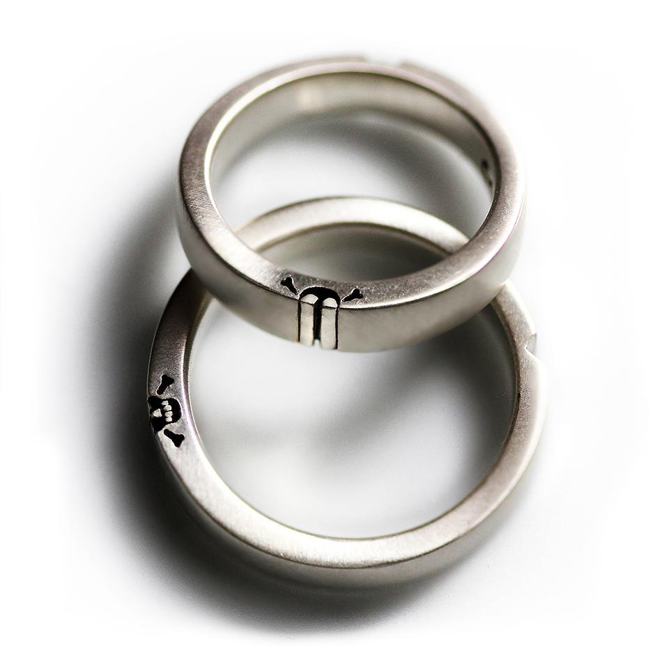 Cadi skull and heart rings joined to complete symbols of eternal love