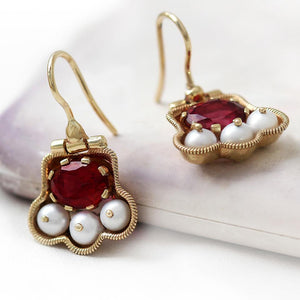 Japanese earrings with Pearls and red Topaz in yellow-gold