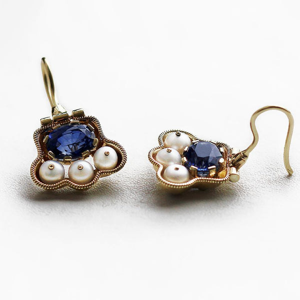 Japanese earrings with Pearls and blue Sapphire in yellow-gold tone 