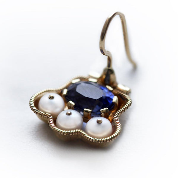 Japanese earrings with Pearls and blue Sapphire in yellow-gold tone 