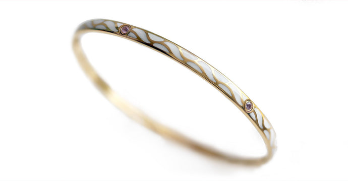 gold bangle with Sapphire set in Great wave 