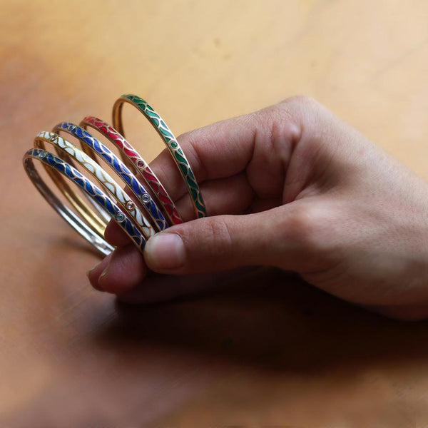 gold bangle with Sapphire set in Great wave 