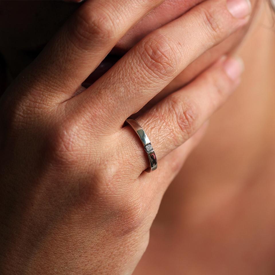 Where do guys wear promise rings outlet