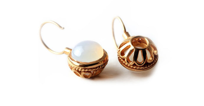 Vintage looking earrings with white stone ball in rose gold