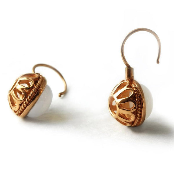 Vintage looking earrings with white stone ball in rose gold