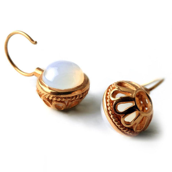Vintage looking earrings with white stone ball in rose gold