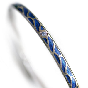 gold bangle with Topaz set in Great wave 