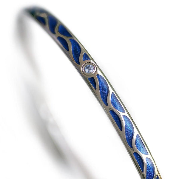 gold bangle with Topaz set in Great wave 