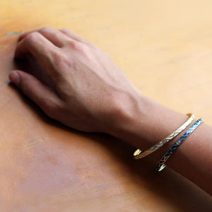 gold bangle with Topaz set in Great wave 
