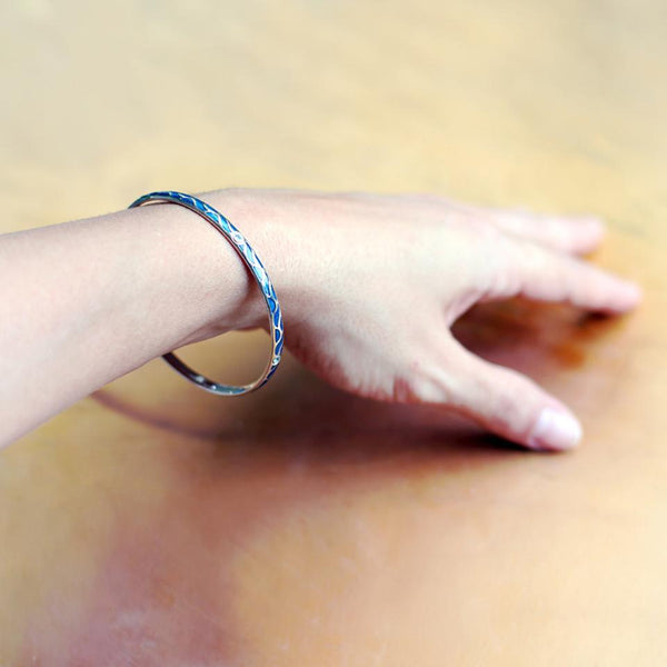 gold bangle with Topaz set in Great wave 