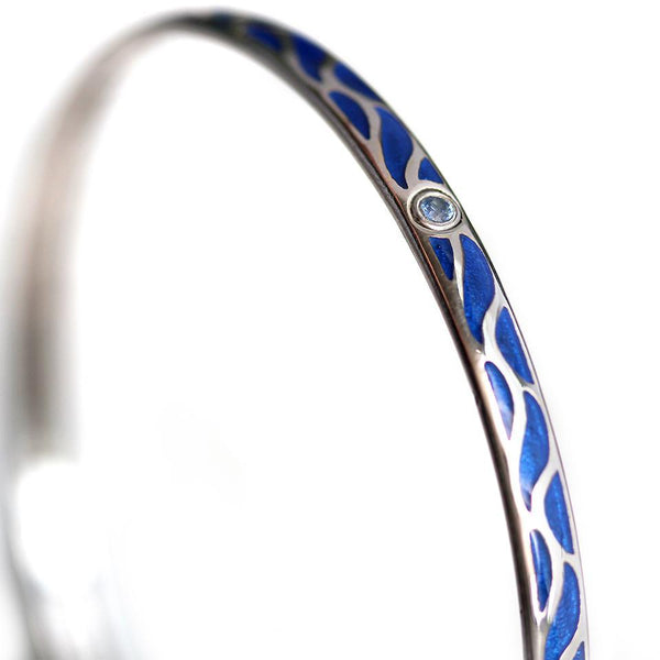 gold bangle with Topaz set in Great wave 