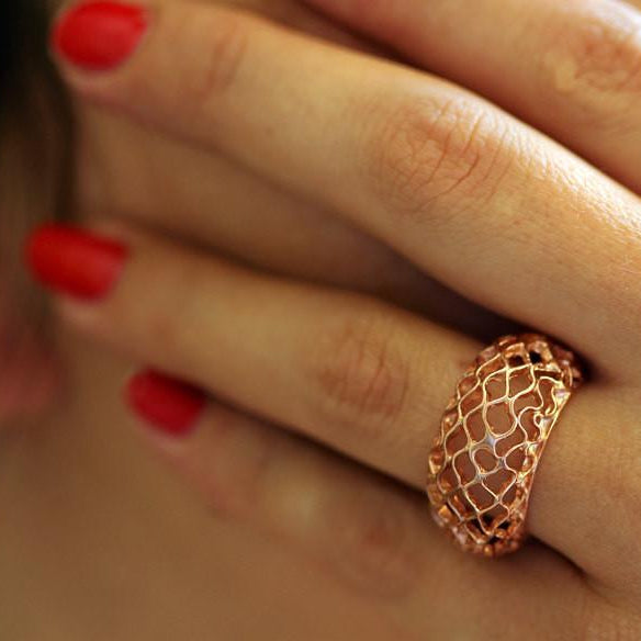 CLASSIC BEE HIVE RING- pink