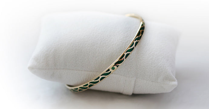 gold bangle with Emerald set in Great wave 