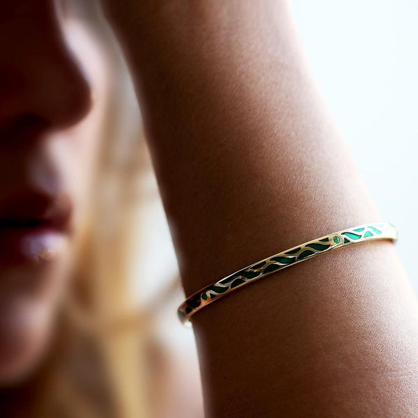 gold bangle with Emerald set in Great wave 