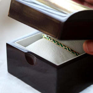 gold bangle with Emerald set in Great wave 