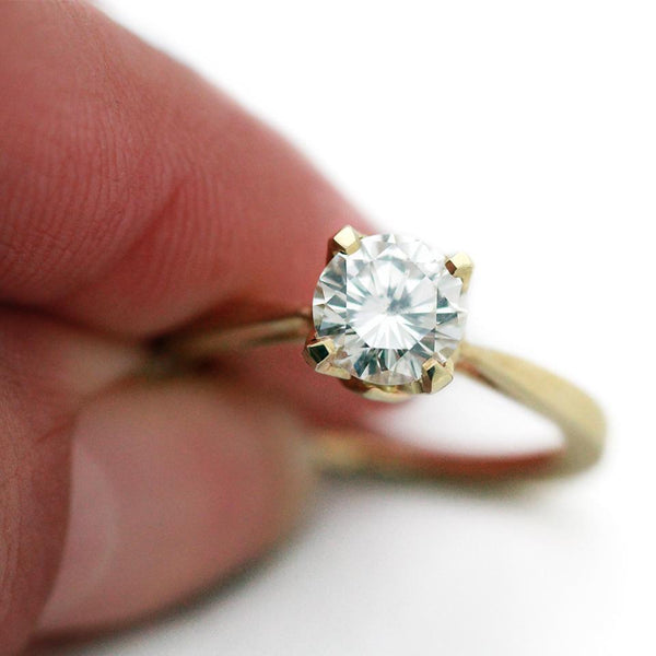 Traditional classic Diamond ring in yellow gold
