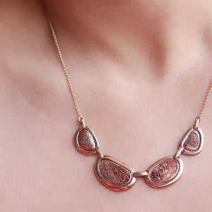 Fingerprint jewelry necklace for the family mom in rose gold organic pebbles 