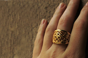 CONTOUR BEE HIVE RING - yellow