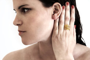 CONTOUR BEE HIVE RING - yellow