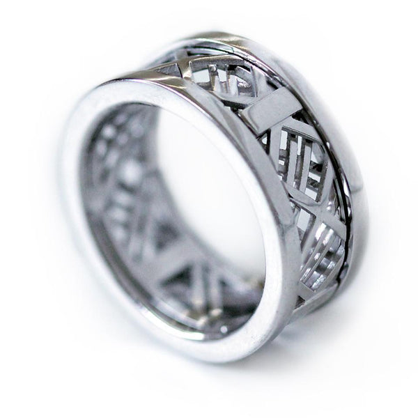 White gold ring with mash design