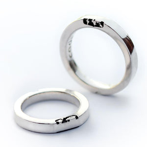 Travellers wedding Rings with a world map that conecte them